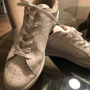 Diadora tennis shoe. Barely worn. Size 12